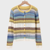PLETENÝ CARDIGAN S PRUHOVANÝM VZOREM INSPIROVANÝM RETRO ESTETIKOU